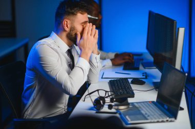 Mutsuz kızgın çağrı merkezi çalışanı iş yükünden hayal kırıklığına uğradı.