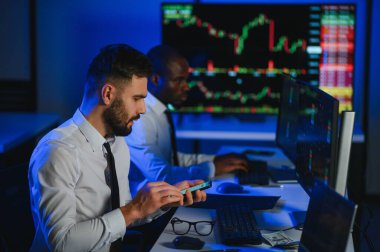 Bilgisayar monitöründe çalışan ve ticaret bürolarında internette gezinen işlemci takımı..