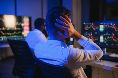 Borsa yatırımında kaybedilen zarara kızan borsa simsarı. Kripto para birimine yatırım yapma riski.