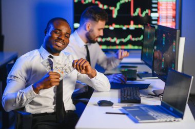 Borsada dolarları elinde tutuyor. Yatırımcı borsada büyük paralar kazandıktan sonra para sayıyor..