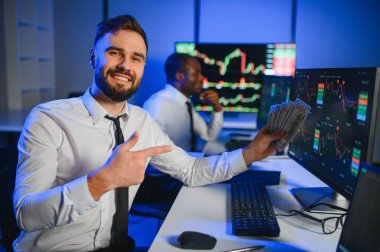 Borsada dolarları elinde tutuyor. Yatırımcı borsada büyük paralar kazandıktan sonra para sayıyor..