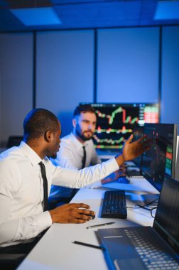 Bilgisayar monitöründe çalışan ve ticaret bürolarında internette gezinen işlemci takımı..