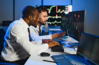 Bilgisayar monitöründe çalışan ve ticaret bürolarında internette gezinen işlemci takımı..