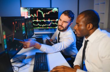 Bilgisayar monitöründe çalışan ve ticaret bürolarında internette gezinen işlemci takımı..