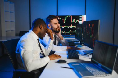 Stresli iş adamları kripto simsar borsa kripto ticaretini analiz eden yatırımcılar..