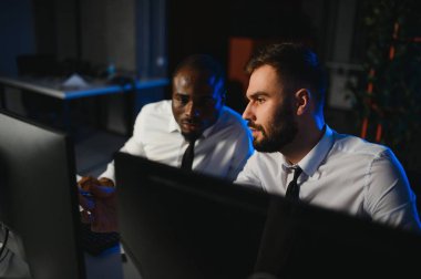 Takım çalışması kavramı. Borsacılardan oluşan bir ekip modern ofiste birçok ekran ekranı ile çalışır..