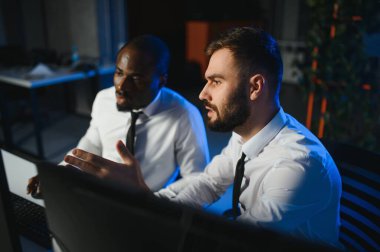 Önx ticaret grafikleri ve grafikleri ile bilgisayar ekranında çalışan tüccar takımı.