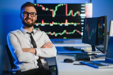 Bilgisayar ekranına bakan kripto tüccar yatırımcısı analizcisi bilgisayar ekranındaki finansal grafik verilerini analiz ediyor, online borsa ticaret yatırımları hakkında düşünüyor omuz manzarası üzerinden küresel riskler.