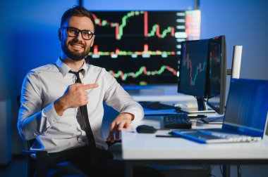 Bilgisayar ekranına bakan kripto tüccar yatırımcısı analizcisi bilgisayar ekranındaki finansal grafik verilerini analiz ediyor, online borsa ticaret yatırımları hakkında düşünüyor omuz manzarası üzerinden küresel riskler.