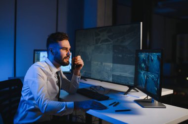 Güvenlik Sistemi CCTV İzleme Odası. Telsiz kullanan adam.