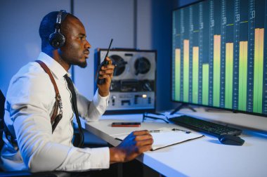 Bir polis memuru telefon konuşmasını bir teybe kaydediyor. gizli ajan.