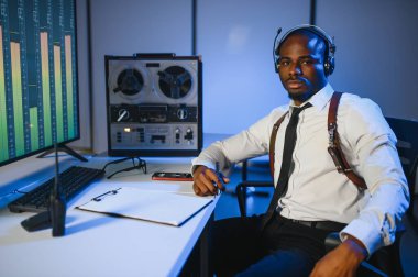 Bir polis memuru telefon konuşmasını bir teybe kaydediyor. gizli ajan.