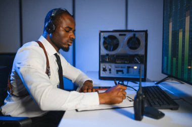 Gizli ajan kayıt cihazını dinliyormuş. Memur kulaklıkla dinleme yapıyor..