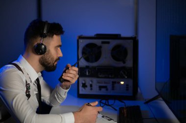 Gizli ajan kayıt cihazını dinliyormuş. Memur kulaklıkla dinleme yapıyor..