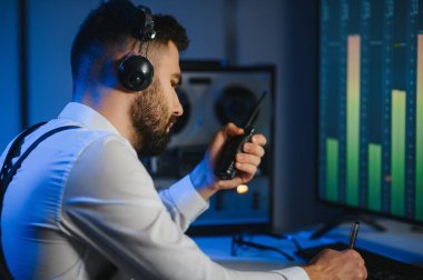 Bir polis memuru telefon konuşmasını bir teybe kaydediyor. gizli ajan.