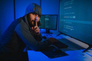 Hacker masa üzerinde veri çalmak için birden fazla bilgisayar kullanma.