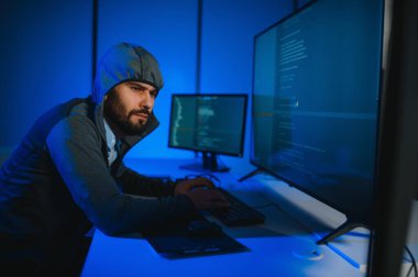 Hacker masa üzerinde veri çalmak için birden fazla bilgisayar kullanma.