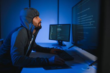 Hacker masa üzerinde veri çalmak için birden fazla bilgisayar kullanma.