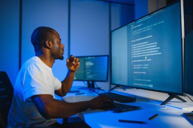 Akıllı yetenekli içe dönük testçinin fotoğrafı yazma işletim verisi güvenliği ofis karanlık odası