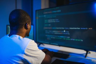 Akıllı yetenekli içe dönük testçinin fotoğrafı yazma işletim verisi güvenliği ofis karanlık odası