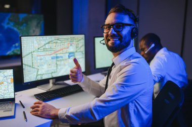 Tamirat merkezi. Seyrüsefer kontrol panosunda otururken mikrofonla çalışan erkeklerin portresi.