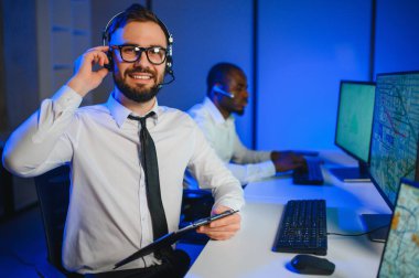 Nakliye için destek merkezleri gönderiliyor. Kargo teslimatının lojistik ve navigasyonu.