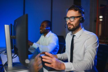 Tamirat merkezi. Seyrüsefer kontrol panosunda otururken mikrofonla çalışan erkeklerin portresi.