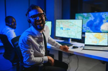 Nakliye için destek merkezleri gönderiliyor. Kargo teslimatının lojistik ve navigasyonu.