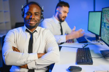 Tamirat merkezi. Hava seyrüsefer kontrol panosunda çalışan genç Afro-Amerikan erkeklerin belini kaldırın.