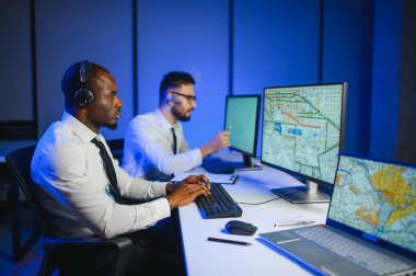 Nakliye için destek merkezleri gönderiliyor. Kargo teslimatının lojistik ve navigasyonu.