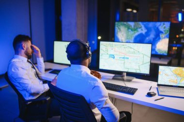 Nakliye için destek merkezleri gönderiliyor. Kargo teslimatının lojistik ve navigasyonu.