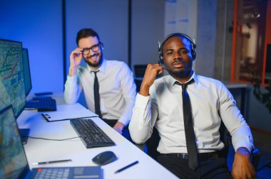 Nakliye için destek merkezleri gönderiliyor. Kargo teslimatının lojistik ve navigasyonu.