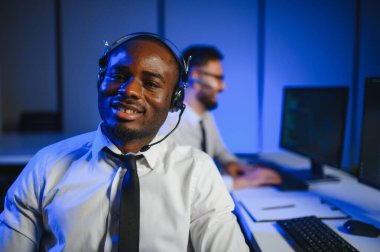 Çeşitli çağrı merkezi operatörleri ofiste bilgisayar danışmanlığı yapan müşteriler kullanıyor.