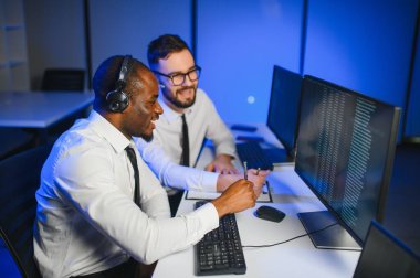 Çağrı merkezinde genç erkek teknik destek memuru.