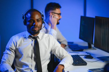 Çağrı merkezinde genç erkek teknik destek memuru.