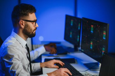 Takım çalışması kavramı. Borsacılardan oluşan bir ekip modern ofiste birçok ekran ekranı ile çalışır..