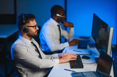 Çağrı merkezinde genç erkek teknik destek memuru.