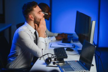 Mutsuz kızgın çağrı merkezi çalışanı iş yükünden hayal kırıklığına uğradı.