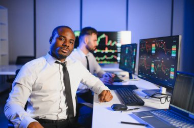 Önx ticaret grafikleri ve grafikleri ile bilgisayar ekranında çalışan tüccar takımı.