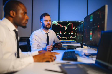 Bilgisayar monitöründe çalışan ve ticaret bürolarında internette gezinen işlemci takımı..