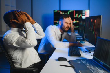 Stresli iş adamları kripto simsar borsa kripto ticaretini analiz eden yatırımcılar..