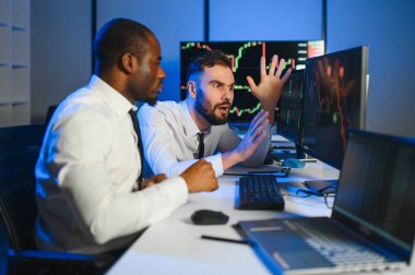 Stresli iş adamları kripto simsar borsa kripto ticaretini analiz eden yatırımcılar..