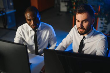 Takım çalışması kavramı. Borsacılardan oluşan bir ekip modern ofiste birçok ekran ekranı ile çalışır..