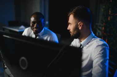 Bilgisayar monitöründe çalışan ve ticaret bürolarında internette gezinen işlemci takımı..