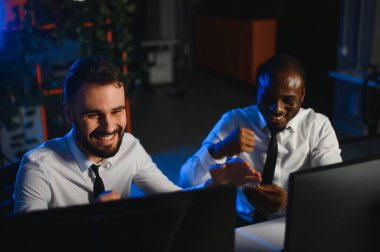 Takım çalışması kavramı. Borsacılardan oluşan bir ekip modern ofiste birçok ekran ekranı ile çalışır..