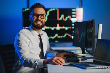 Mali Analizci, Gerçek Zaman Stokları ile Çoklu Monitör Çalışma İstasyonunda Bir Bilgisayar Üzerinde Çalışıyor.