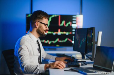 Bilgisayar ekranına bakan kripto tüccar yatırımcısı analizcisi bilgisayar ekranındaki finansal grafik verilerini analiz ediyor, online borsa ticaret yatırımları hakkında düşünüyor omuz manzarası üzerinden küresel riskler.