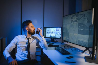 Güvenlik Sistemi CCTV İzleme Odası. Telsiz kullanan adam.