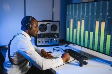 Gizli ajan kayıt cihazını dinliyormuş. Memur kulaklıkla dinleme yapıyor..