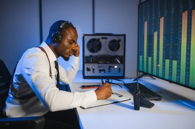 Bir polis memuru telefon konuşmasını bir teybe kaydediyor. gizli ajan.